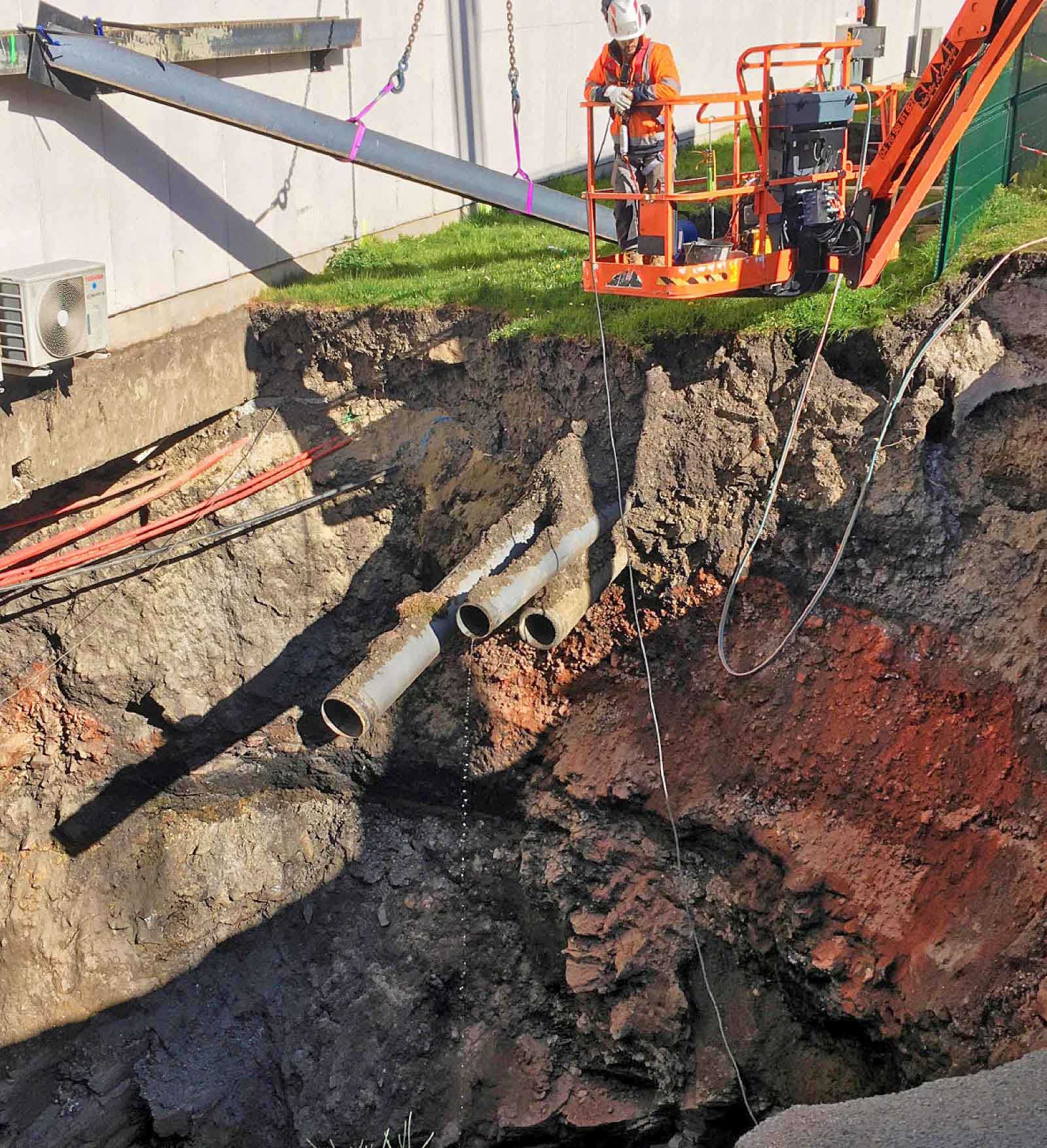 Le fontis de 10 m de large et profond de 15 m a pu être mis en sécurité en moins de deux mois, l’étaiement de la façade a été la première phase de ces travaux. © BRGM – J.-L. Nédellec