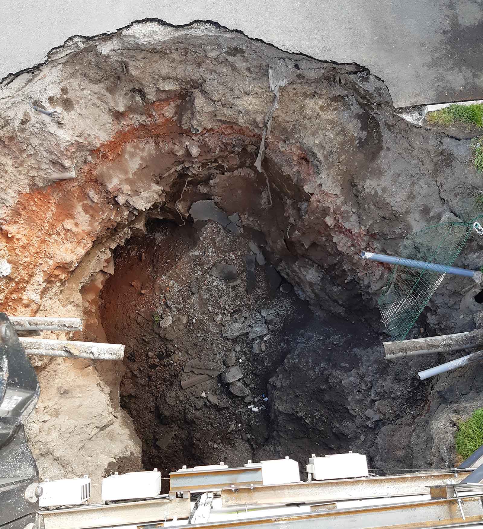 Le fontis de 10 m de large et profond de 15 m a pu être mis en sécurité en moins de deux mois, l’étaiement de la façade a été la première phase de ces travaux. © BRGM – J.-L. Nédellec