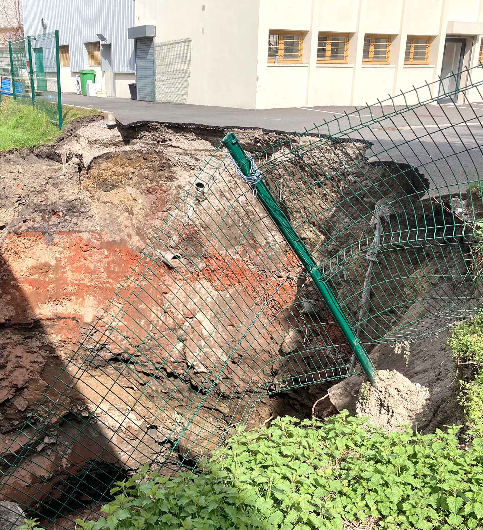 Le fontis de 10 m de large et profond de 15 m a pu être mis en sécurité en moins de deux mois, l’étaiement de la façade a été la première phase de ces travaux. © BRGM – J.-L. Nédellec