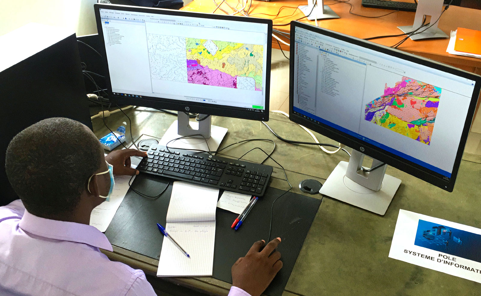Le système d'informations géologiques et minières du Cameroun est une plateforme interactive de consultation de données. Lors de sa mise en place, six personnes ont été formées à son utilisation. © BRGM
