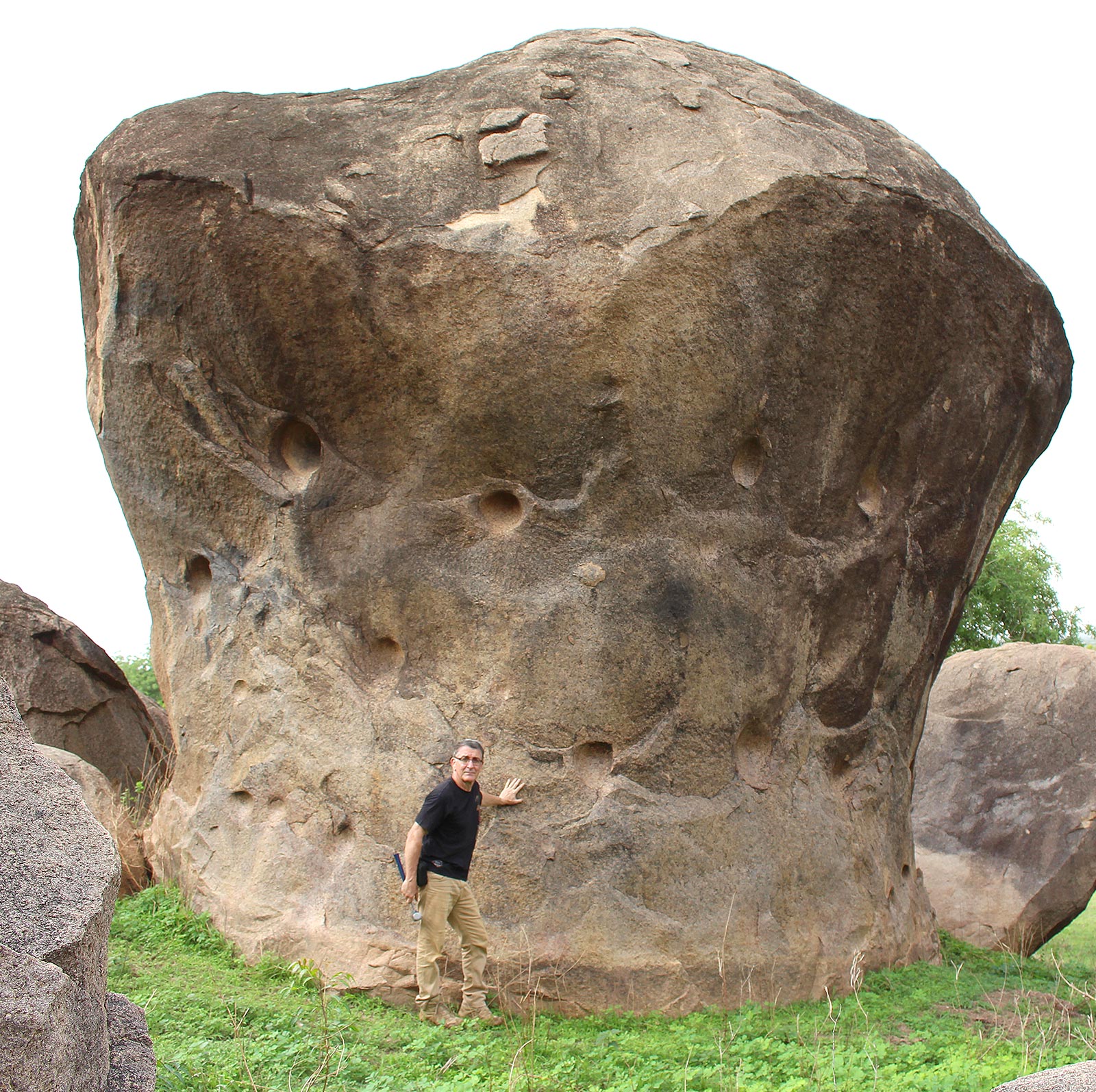 Relevé de terrain sur un inselberg granitique- secteur Djoum, extrême Sud Cameroun. © BRGM - C. Delor
