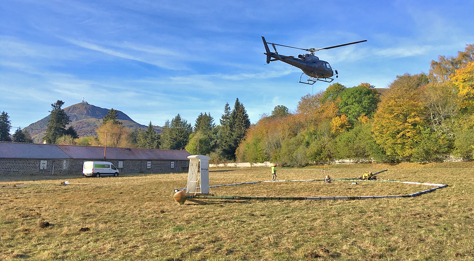 Aérovergne helicopter-borne geophysics campaign in Auvergne. This project involves a survey drawing upon three geophysical methods to try to unravel the mysteries of the subsurface of this region. © BRGM - A. Raingeard