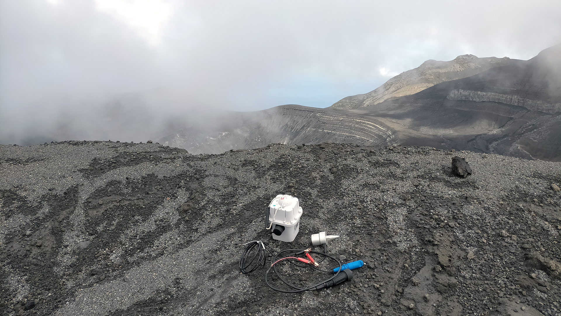 The difficult terrain did not facilitate the installation by the teams of seismometers and magnetotelluric stations. © BRGM