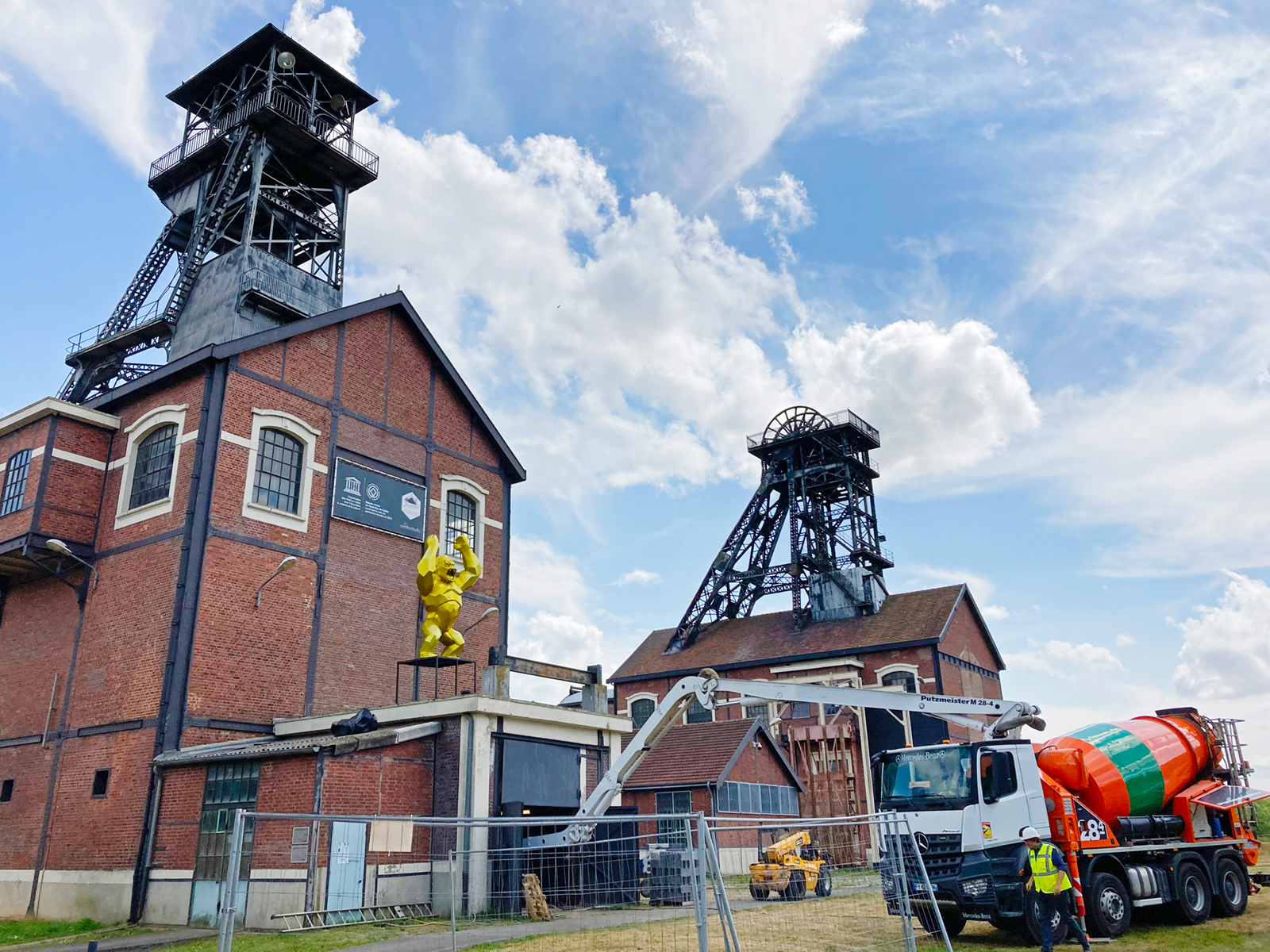 Exterior view of the site with the two steel pit-head frames for shafts 9-9 B © BRGM