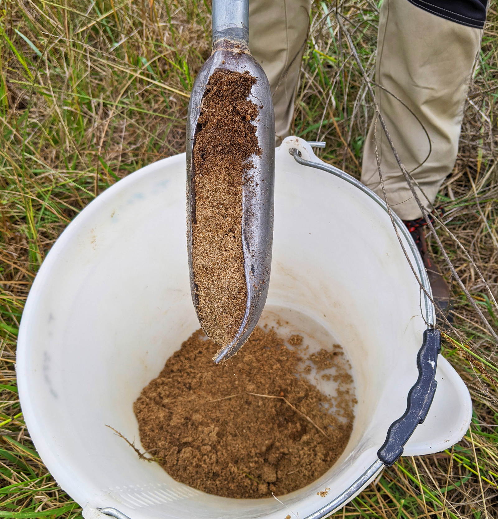  During the sampling, the difference in soil type between the upper and lower part of the sample is clearly visible. © BRGM