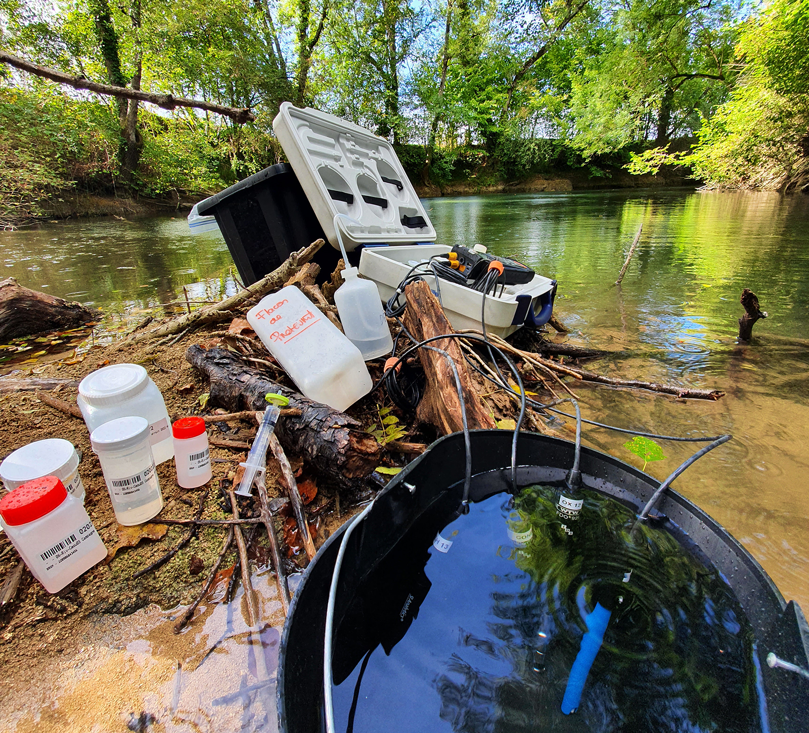 Physico-chemical monitoring and sampling of watercourses as part of the Eaux-SCARSen Dordogne project - © V. AUGER