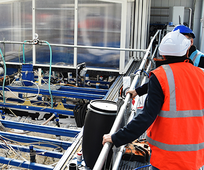  L’installation d’un pilote de 80 m3 sur la plateforme PRIME a permis de décrire l’infiltration dans le sous-sol des PFAS contenus dans des mousses anti-incendie. © BRGM