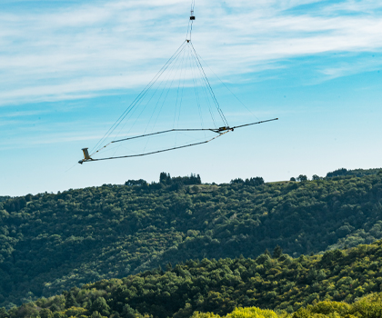 La collecte de données géophysiques est effectuée notamment au moyen de levés aéroportés, comme ici dans le Massif central. © Alexandre Magnan