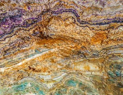 Filon de fluorine dans le Massif central. Identifié comme substance à criticité élevée par l’Union européenne, le spath fluor est utilisé comme source de l’élément fluor dans de nombreuses industries chimiques, en métallurgie comme fondant, ainsi que pour les industries du verre et de la céramique. © Rémi Flament / STRATES