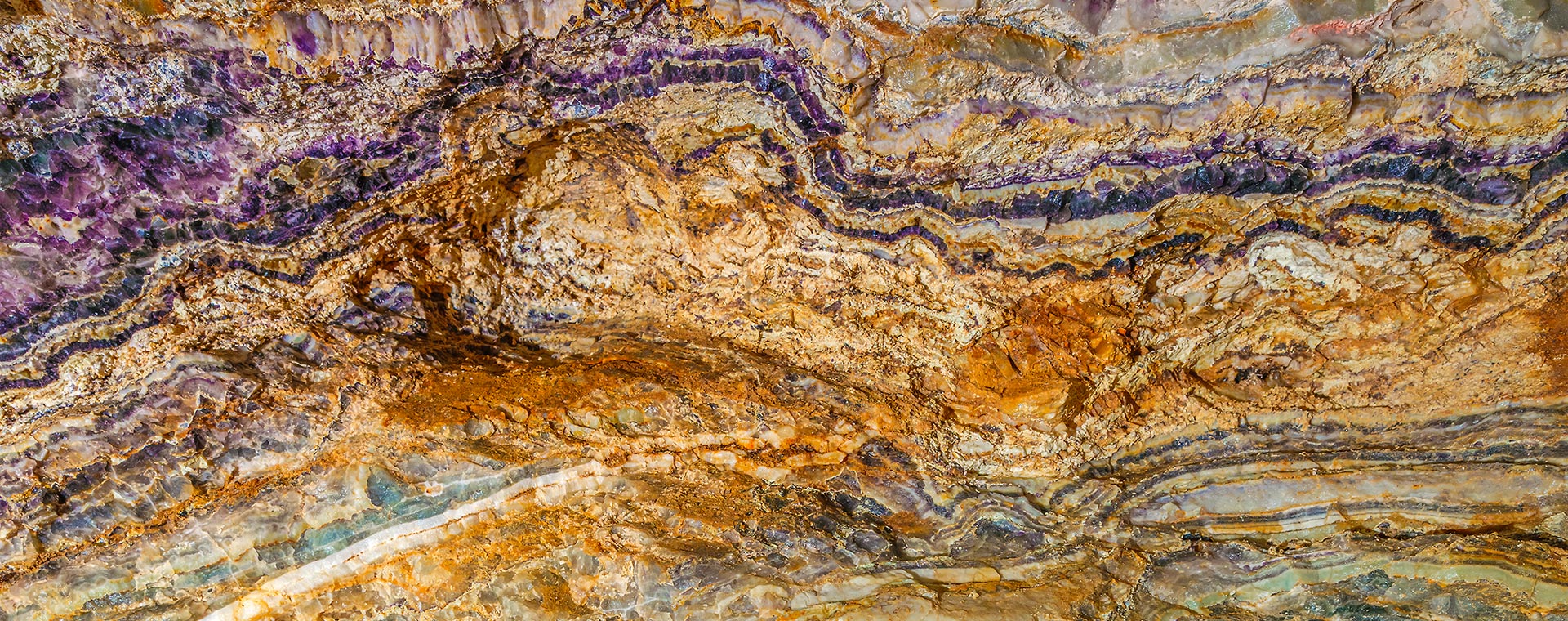 Filon de fluorine dans le Massif central. Identifié comme substance à criticité élevée par l’Union européenne, le spath fluor est utilisé comme source de l’élément fluor dans de nombreuses industries chimiques, en métallurgie comme fondant, ainsi que pour les industries du verre et de la céramique. © Rémi Flament / STRATES
