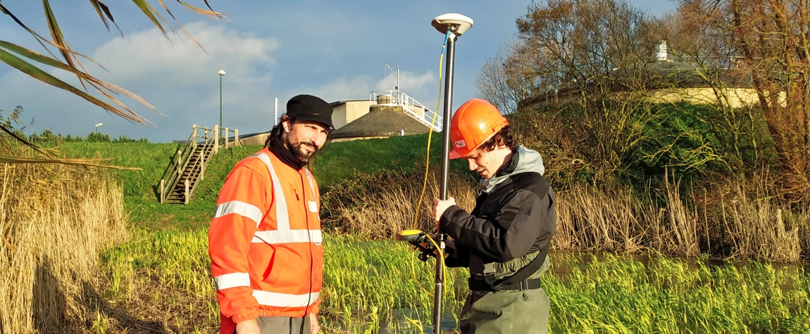 Référencement GPS d'un piézomètre (instrumentation pour le suivi et l'analyse de la qualité de l'eau) situé dans le bassin d'infiltration du système de recharge maîtrisé d'aquifère. © BRGM - G. Picot
