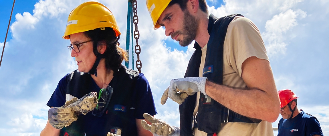 Geophysical and geological data around Mayotte and the other islands of the Comoros archipelago were collected in the course of the SISMAORE oceanographic survey from 23 December 2020 to 11 February 2021. © brgm