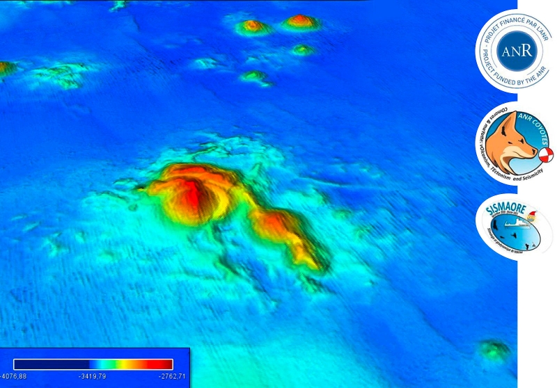Édifice volcanique sur le fond marin de la plaine abyssale du bassin ouest Somalie (au nord de Mayotte, canal du Mozambique). Extrait de la carte bathymétrique SISMAORE. © BRGM