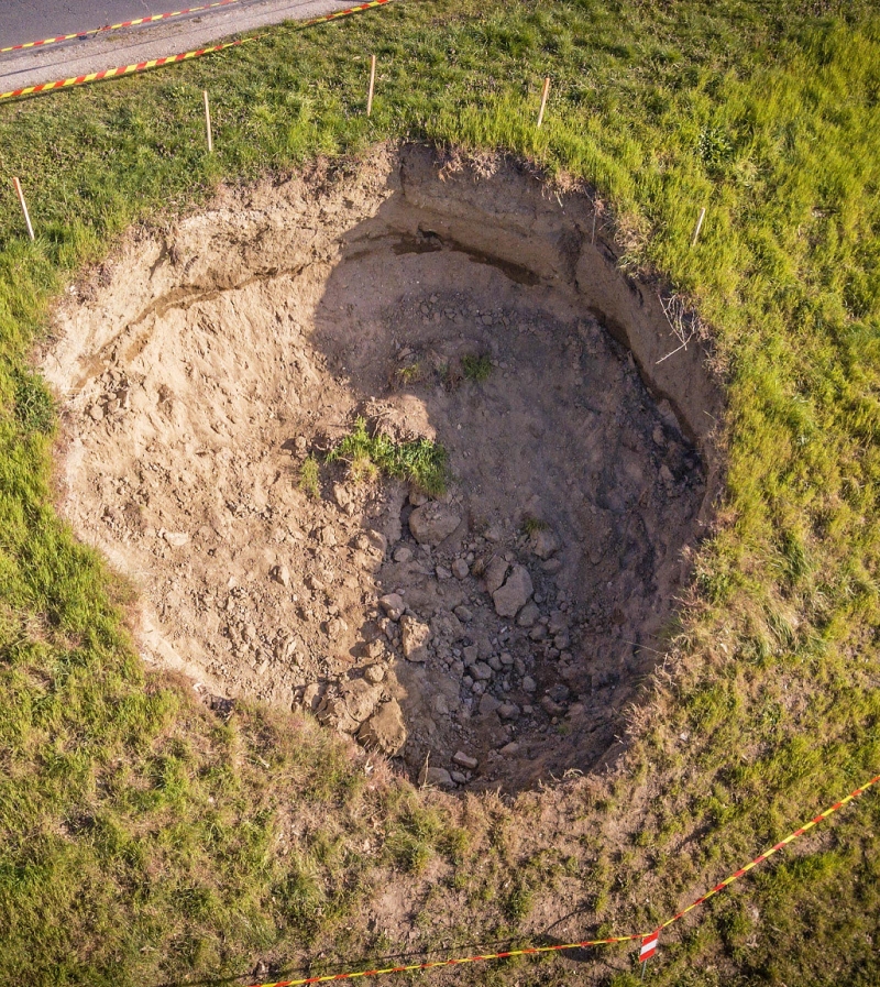 Effondrement de 6 m de diamètre et 3,5 m de profondeur d’origine karstique survenu sur la levée de la Chevauchée à Saint-Jean-le-Blanc (45). © BRGM - B. Chevrier