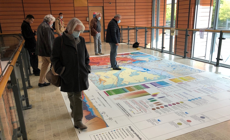 Lors de la 27e Réunion des sciences de la Terre (RST), du 1er au 5 novembre 2021 à Lyon, le BRGM a présenté la nouvelle carte de Lyon, dans un format 4x6 mètres. © BRGM