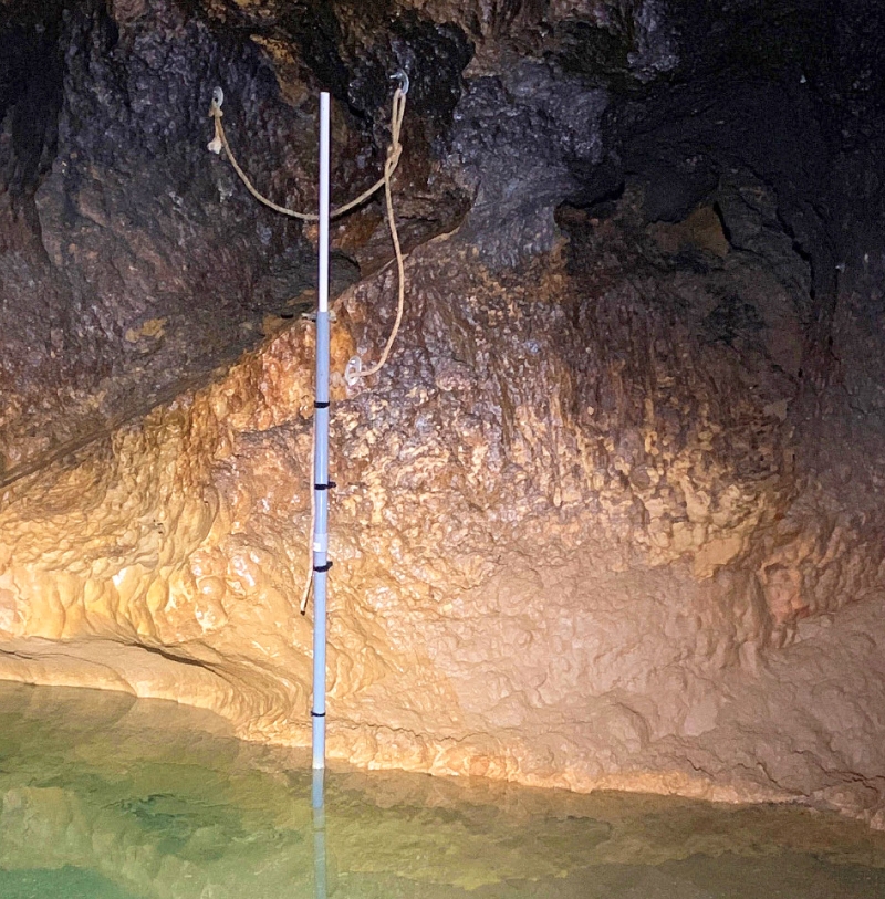 CTD probe, measuring variations in the water level at the Passage de la Méduse, Aven Castelette (Var). © SpéléoH2O - T. Lamarque