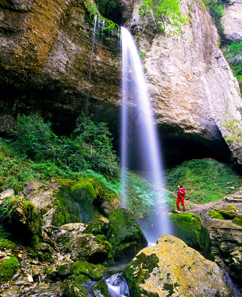 Karst waterfall in the Kakuetta Gorge, Pyrénées-Atlantiques. © Philippe Crochet