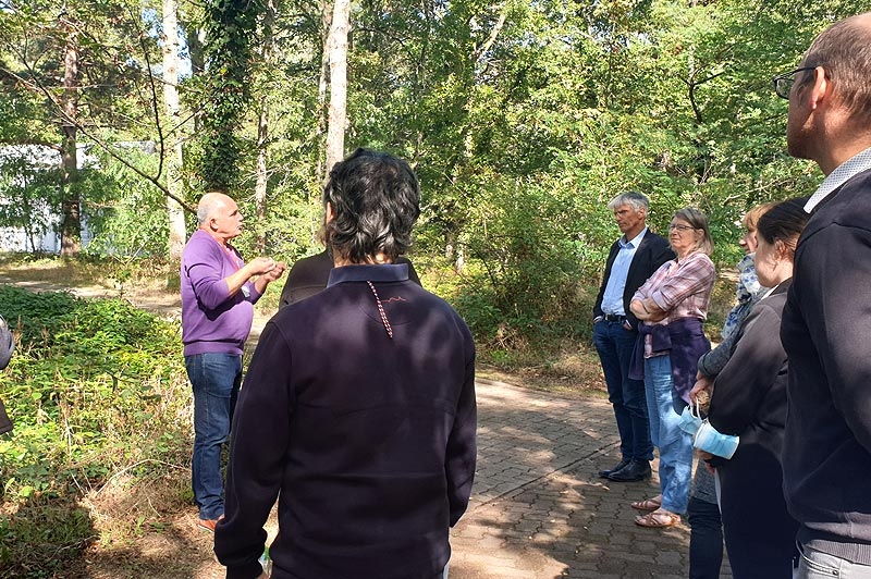 Our service provider, Rodolphe Beaubois – landscape gardener and nurseryman – guided the staff along the walks organised on the Orléans site in collaboration with the CSE's Sustainable Development commission. © BRGM