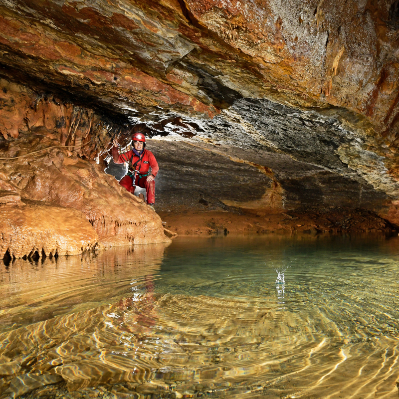 Petit lac souterrain dans la grotte de la Cabane de Saint-Paul des Fonts (Aveyron).  © Philippe Crochet