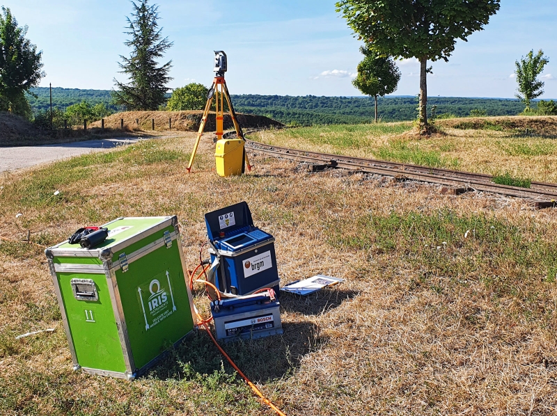 BRGM has acquired a new resistivity meter called SYSCAL TERRA, from IRIS Instruments. In this example, the equipment is used to determine the electrical properties of the subsurface near a railway line. © BRGM - Benjamin Maurice