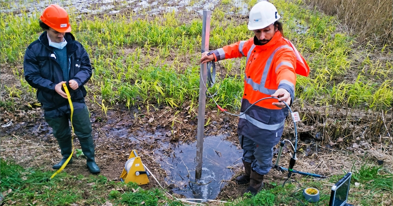 Measurement of the infiltration of treated wastewater from a wastewater treatment plant into the dune aquifer via a reed bed in Agon-Coutainville (50). © BRGM - G. Picot-Colbeaux 