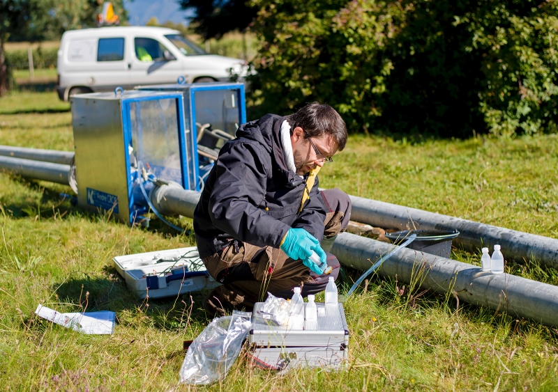 Prélèvement d’eau effectué dans un objectif de diagnostic de qualité et de recherche de potentiels polluants, à Pontcharra (Isère). © BRGM