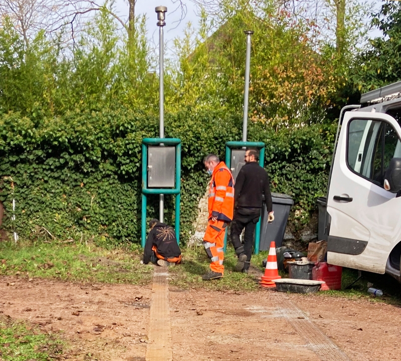 Filling in the channel for the pipe linking the remote manhole to the vent hole of the Mon Désir North shaft. © BRGM