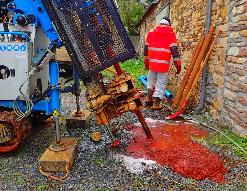 Directional drilling with a 28° incline and a depth of 8.8 m, to search for voids under the building. © BRGM