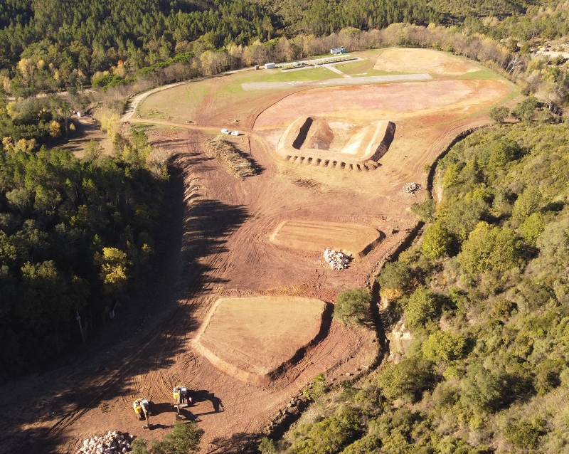 Overall view of the Lenté mine dump under construction. © BRGM