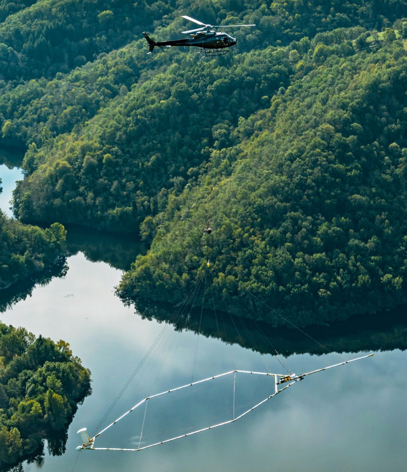 Heli-borne geophysical acquisition campaign in the Massif Central (2023). © Alexandre Magnan