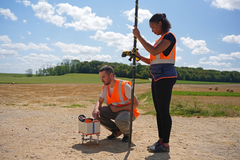 Operators measuring gravimetric points and GPS points. © BRGM