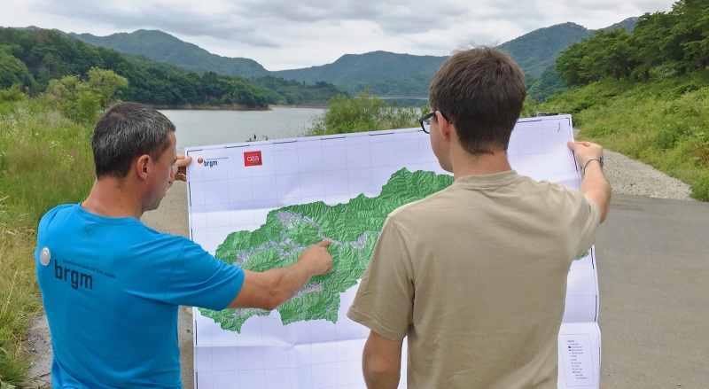 Field survey to locate soil and sediment samples in a catchment area subjected to radioactive fallout in the Fukushima prefecture. © BRGM – O. Evrard