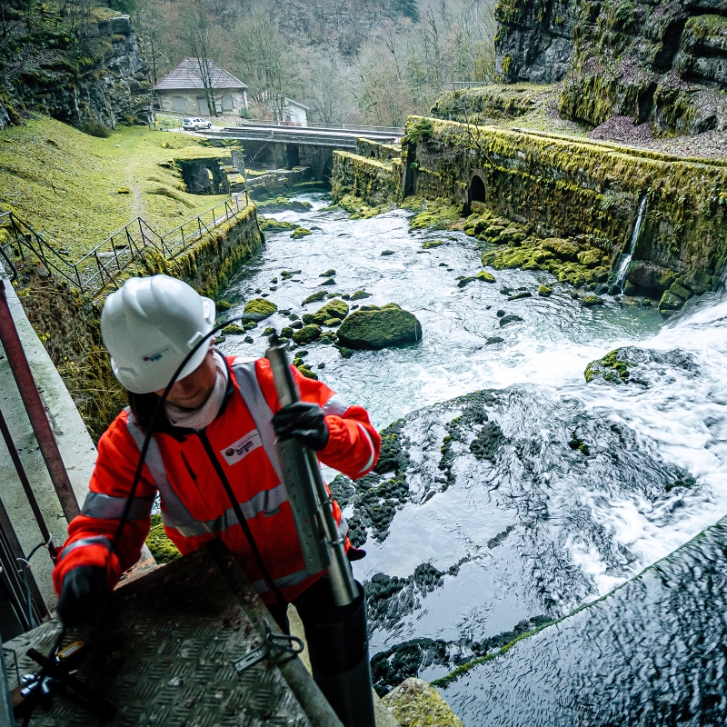 Installation of a multi-parameter probe for the Nutrikarst project (Jura). © BRGM - M. Parizot