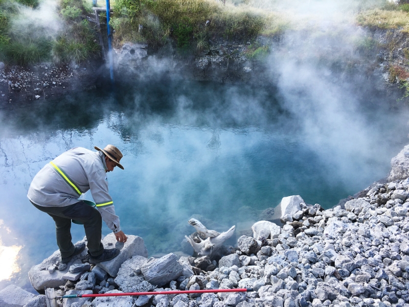 Échantillonnage de l’eau d’une source thermale d’Ixtlán de Los Hervores, dans l’état du Michoacán. © BRGM