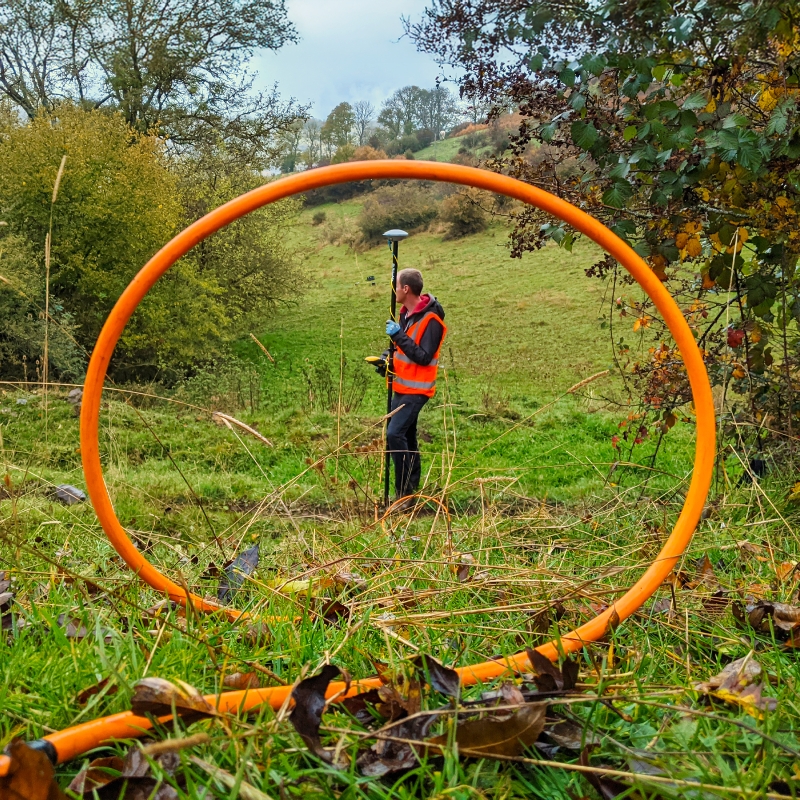 Acquisition GPS le long d’un profil d’imagerie électrique sur la bordure du glissement de Saint-Saturnin, dans le Cantal. © BRGM - A. Portal