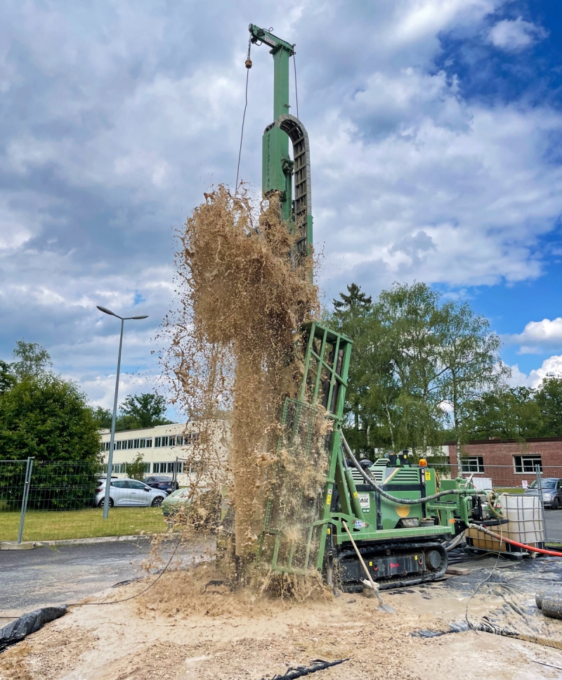 Pour ses nouveaux laboratoires à Orléans, le BRGM a choisi la géothermie pour le chauffage et le refroidissement, avec un forage réalisé à proximité du bâtiment.  © BRGM