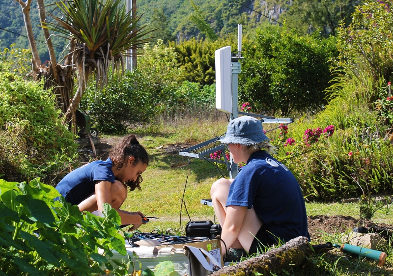 Installation de stations GPS pour le suivi du glissement du Point du jour à Hell-Bourg, au cœur du cirque de Salazie à la Réunion. © BRGM - M. Legoedec