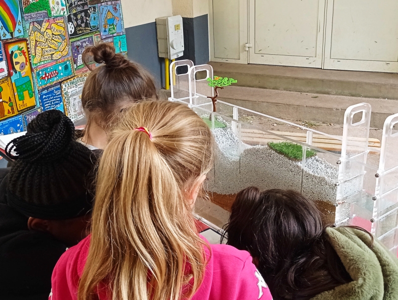 Hydrogeological models help students to better understand groundwater issues through hands-on observation, as seen here at the Jules Lenormand school in Saint-Jean-de-la-Ruelle in the Loiret department. © BRGM - G. Picot-Colbeaux