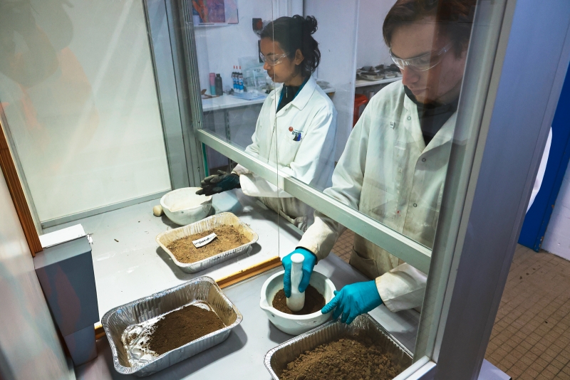 Breaking up lumps in stream sediment samples – a crucial stage in their preparation – is carried out in Orléans. ©&nbsp;BRGM Explore