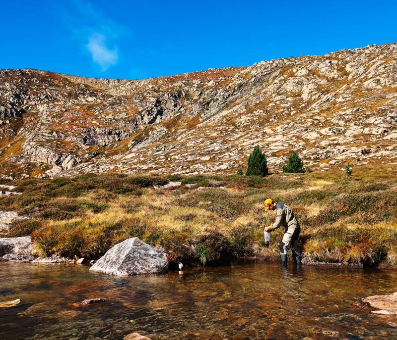 Sampling stream sediments in&nbsp;the&nbsp;Ariège, as part of the national inventory of mineral resources carried out by BRGM. ©&nbsp;BRGM&nbsp;Explore