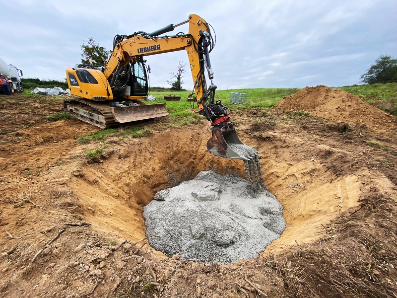 Construction of a conical plug by grouting blocks of rock together with concrete, in&nbsp;order to secure “Shaft 8” at a former mine in&nbsp;Vieux‑Vy‑sur-Couesnon. © brgm