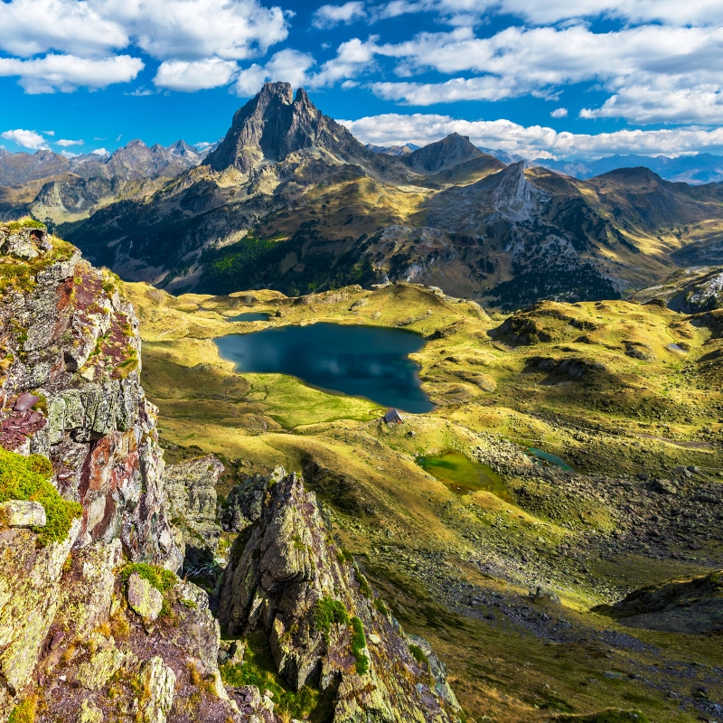 Lake Gentau and the Pic d’Ossau as seen from the Col d’Ayous (Pyrénées-Atlantiques). ©    Getty    Images