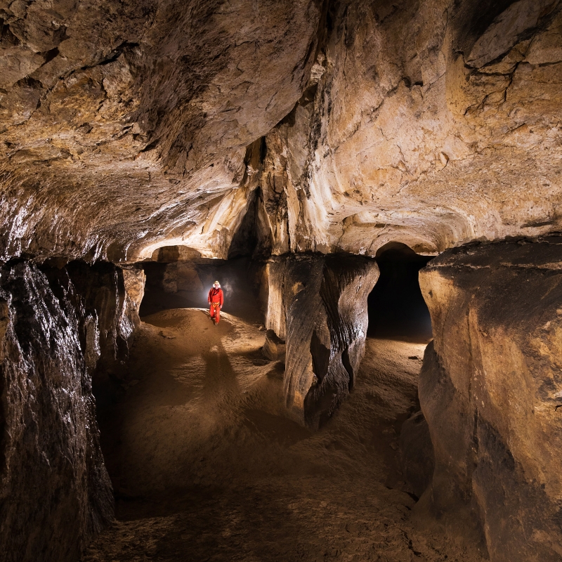 Investigating an underground karst cave, the Grotte des Cavottes, located in Montrond-le-Château (Doubs). © BRGM - Silvain Yart 