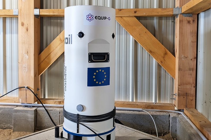 The AQG quantum gravimeter undergoing measurement tests at the site of&nbsp;the&nbsp;Earth Sciences Institute of Orléans (ISTO) Observatory for Transfers in the&nbsp;Unsaturated Zone (O-ZNS) in the Loiret, under the&nbsp;EQUIP-G project. ©&nbsp;brgm