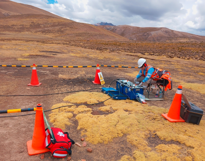 High-power transmitters (12,000 watts, 3,000&nbsp;volts) operated in series in Peru.  ©&nbsp;Jesus Garcia de&nbsp;Arce Geofisicos