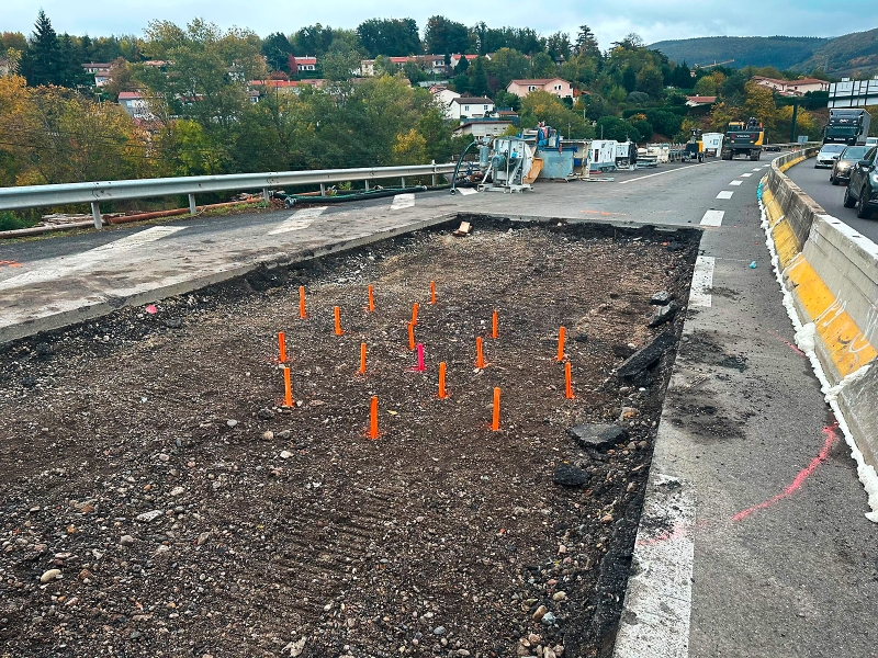 Installation of jet grouting columns in the backfill of the&nbsp;former mine shaft located beneath the Saint-Étienne motorway bypass. ©&nbsp;BRGM