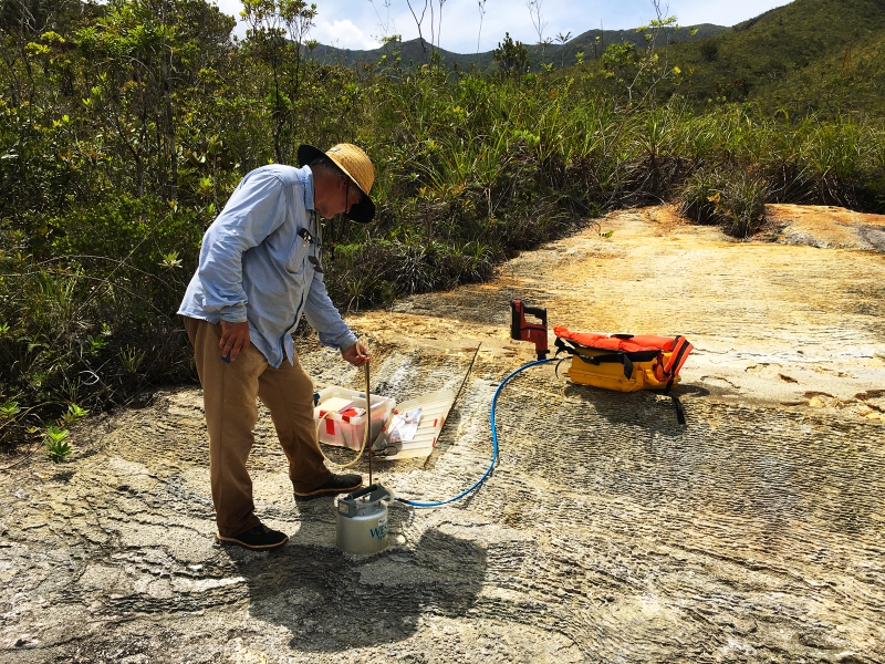 Measuring gas flow and&nbsp;concentration in the travertine deposited by the hyperalkaline source known as the northern Yaté lake or “Angelline”. © brgm