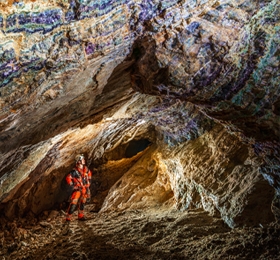 Fluorite vein in the Massif Central. Classified by the European Union as a substance of high criticality, fluorspar is used as a source of elemental fluorine in numerous chemical industries, as a flux in metallurgy, and in the glass and ceramics industries. © Rémi Flament / STRATES