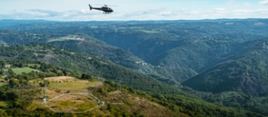 Heli-borne geophysical acquisition campaign in the Massif Central (2023). © Alexandre Magnan