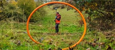 Acquisition GPS le long d’un profil d’imagerie électrique sur la bordure du glissement de Saint-Saturnin, dans le Cantal. © BRGM - A. Portal